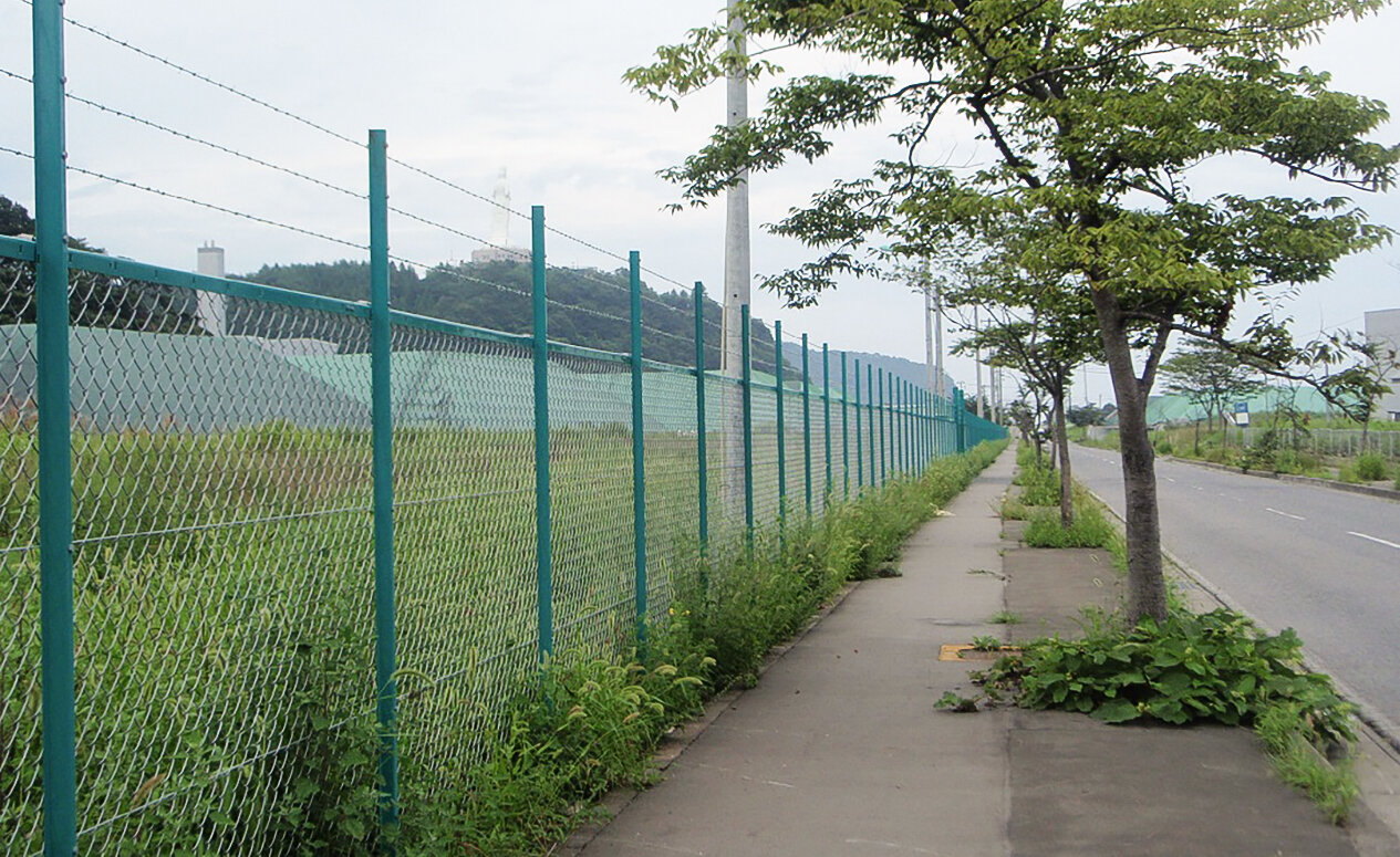 敷地内立入防止柵　有刺鉄線付き